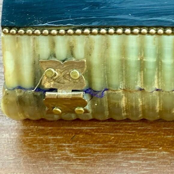 Antique Horn Trinket Box w/ Brass Clasp & Velvet Lining – Victorian Era - Picture 3 of 6